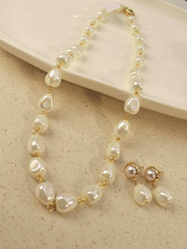 Pearl necklace with gold clasps | single line uniquely shaped necklace