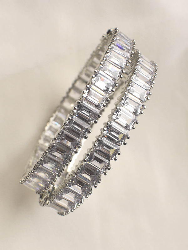 Ad bracelet with emerald cut stones