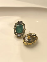 Load image into Gallery viewer, A vintage-style gold-toned earring