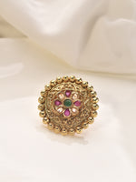 Load image into Gallery viewer, Gold ring with decorative design