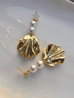 Load image into Gallery viewer, Gold shell-shaped earrings with pearls