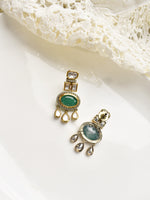 Load image into Gallery viewer, Pair of earrings with green gemstones