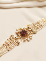 Load image into Gallery viewer, Pearl and golden bracelet with a central gemstone