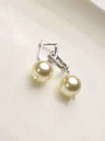 Load image into Gallery viewer, Pearl earring with silver clasp