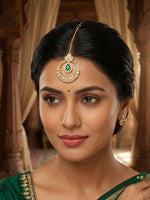 Load image into Gallery viewer, Traditional Gold-Tone Circular Kundan Maang Tikka with Emerald Green Stone | Minimalist Green Stone & Kundan Festive Maang Tikka