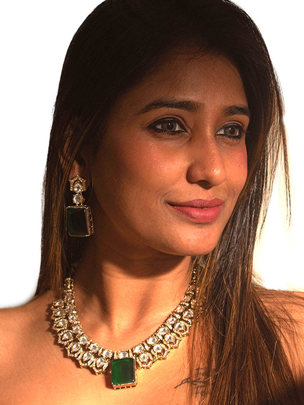 .Stylish Necklace With Green Stone
