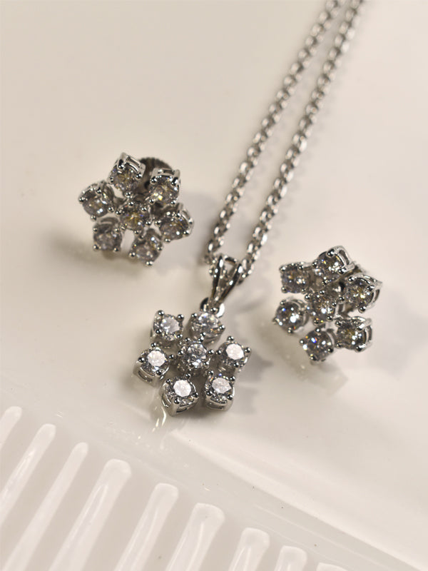 Silver jewelry set with floral designs 