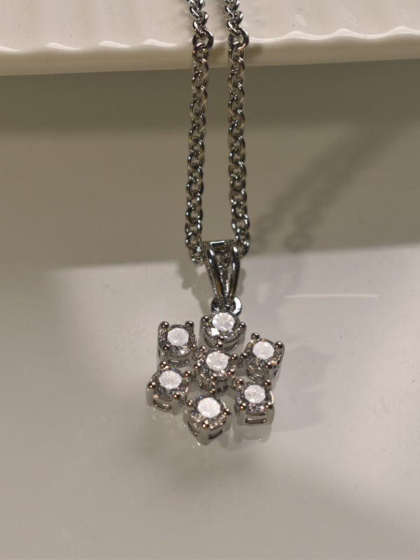 Silver necklace with a star-shaped pendant 
