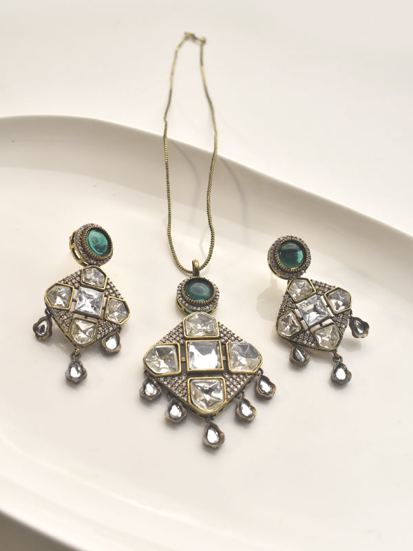 Delicate Necklace with a Green Gemstone | Stylish Kundan Necklace Set