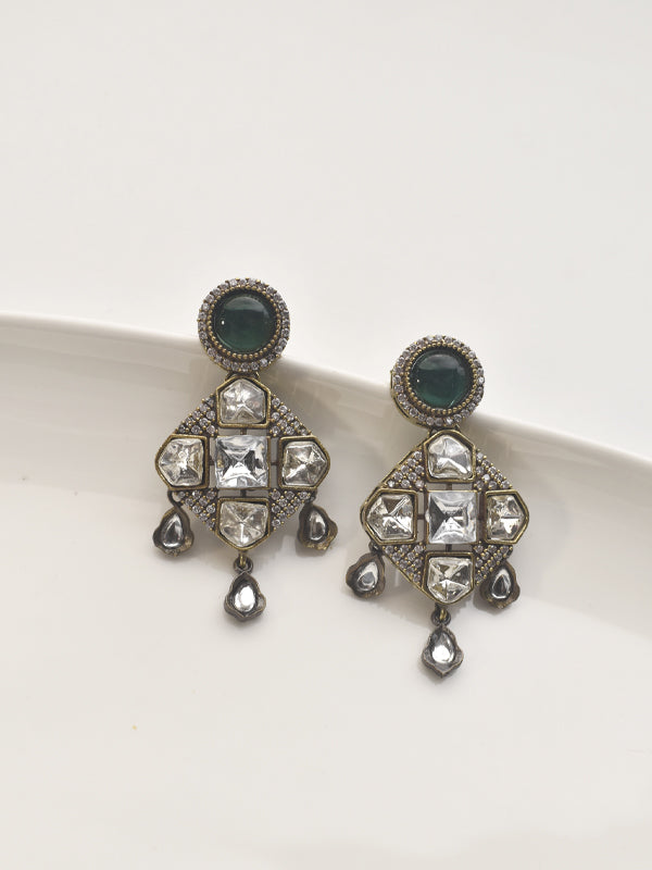 Delicate Necklace with a Green Gemstone | Stylish Kundan Necklace Set