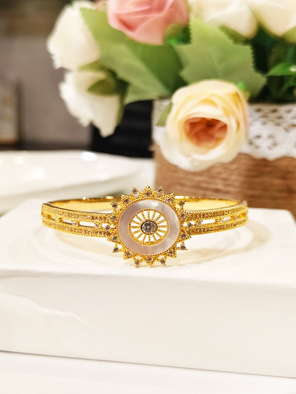 Anti Tarnish golden color Bracelet | Stone & Pearl Design Bracelet