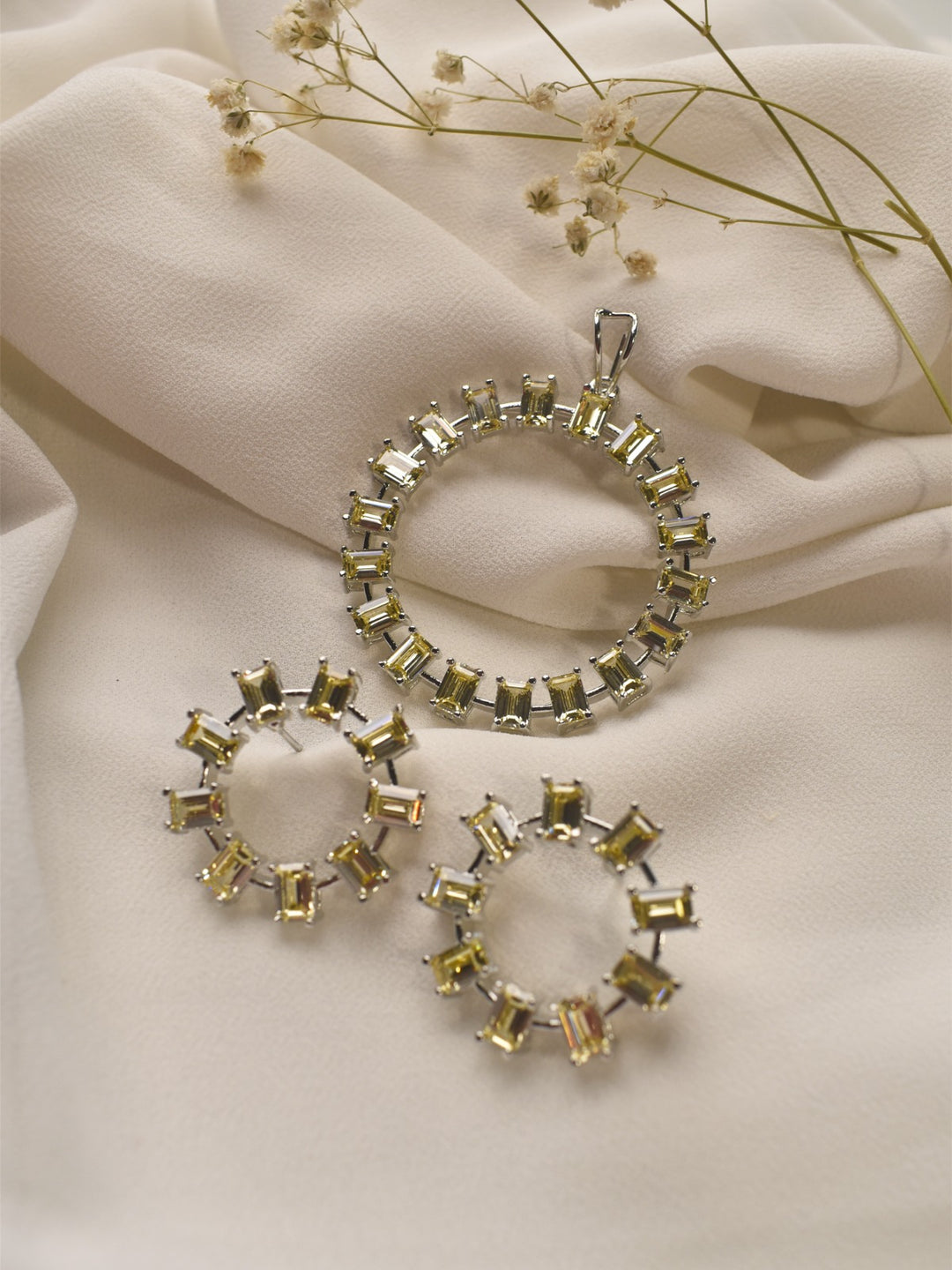 Ad Pendant Set