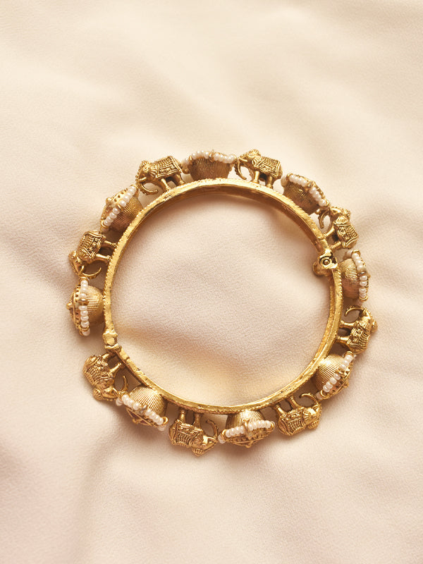 Decorative golden bangle 
