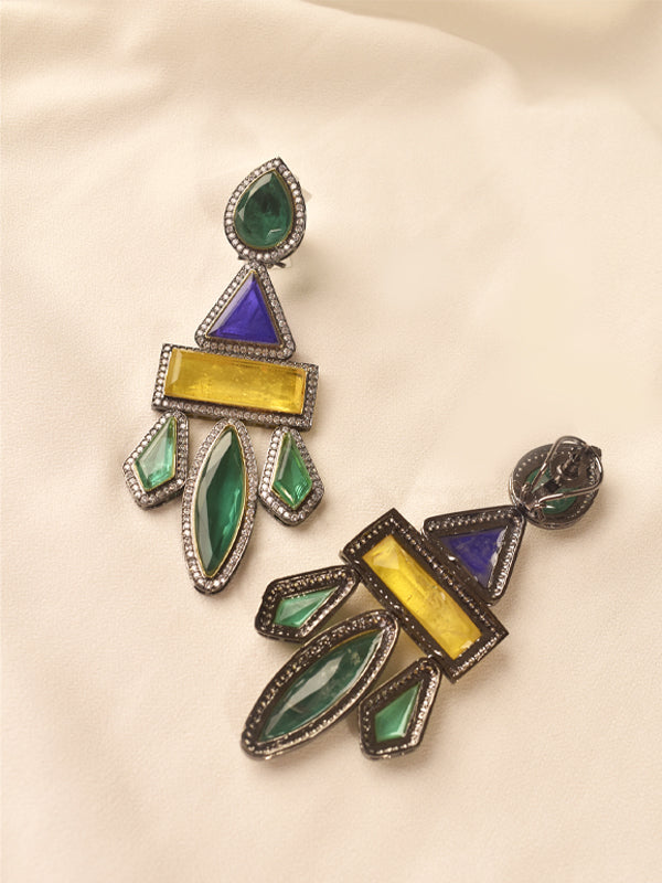 Colorful earrings with geometric design 