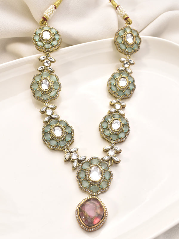 Decorative necklace with green gemstones 
