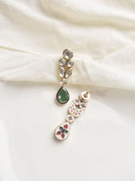 Load image into Gallery viewer, Decorative earrings with green gemstone and floral patterns 
