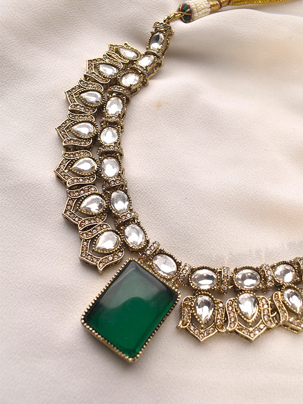 Decorative necklace with green gemstone 