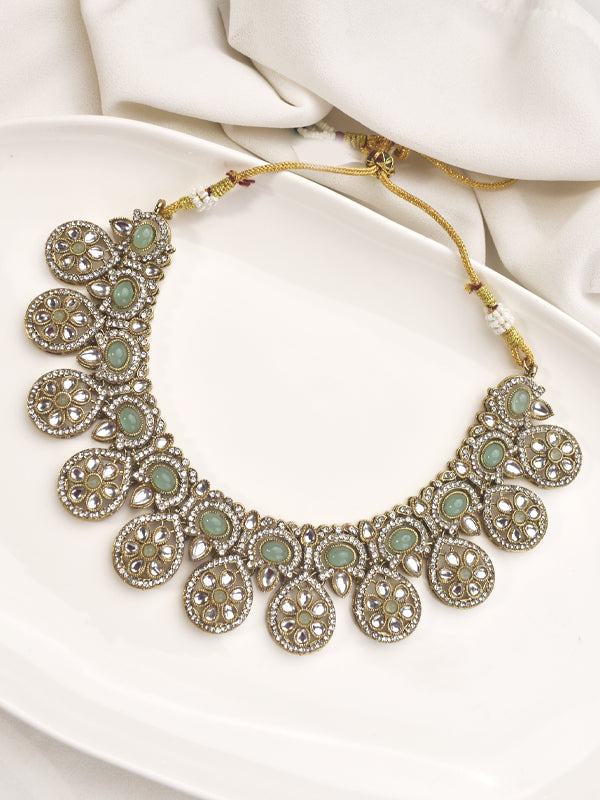 Decorative necklace with turquoise stones 