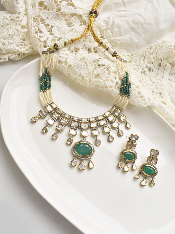Delicate Necklace with a Green Gemstone | 