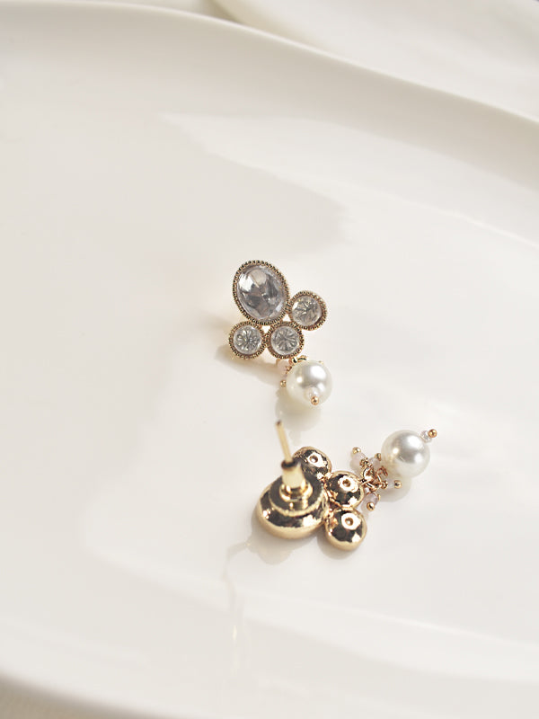 Delicate golden earring with pearls and gemstones