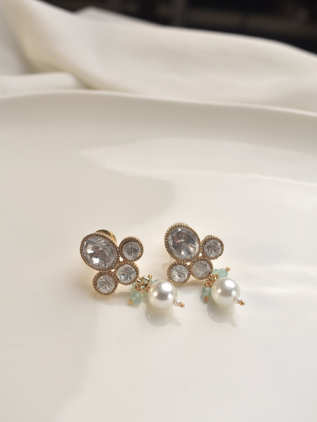 Earrings with gemstones and pearls 