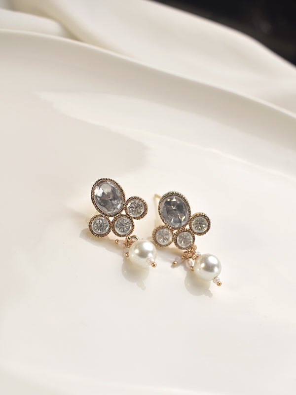 Elegant earrings with gemstones and pearls 