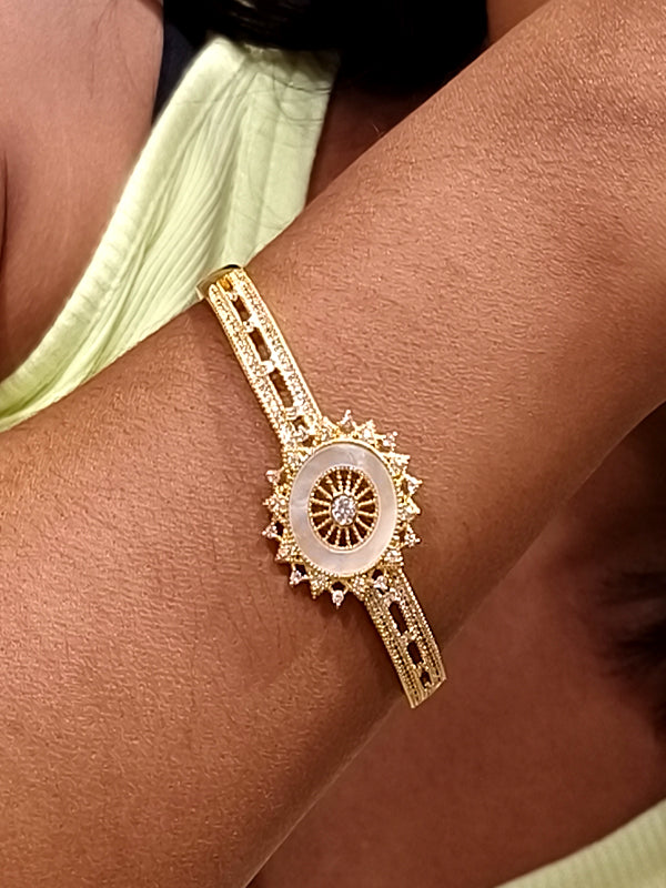 Anti Tarnish golden color Bracelet | Stone & Pearl Design Bracelet