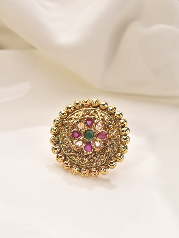 Gold ring with decorative design 