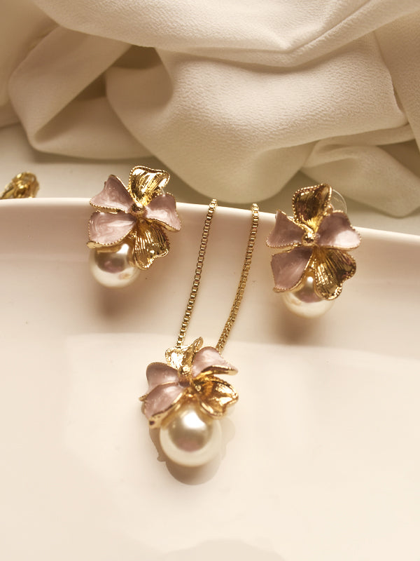 Flower Design Pendant with Pearl.
