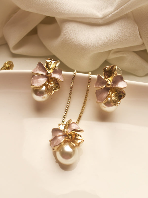 Flower Design Pendant with Pearl