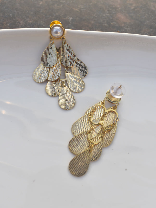 Gold leaf-shaped earrings 