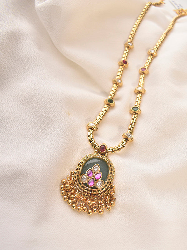 Gold necklace with a decorative pendant 