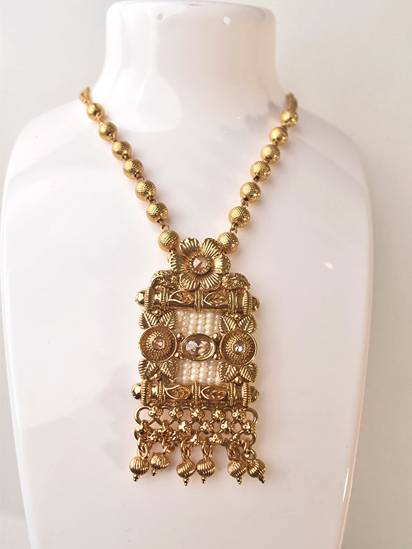 Golden Necklace with a large Pendant 