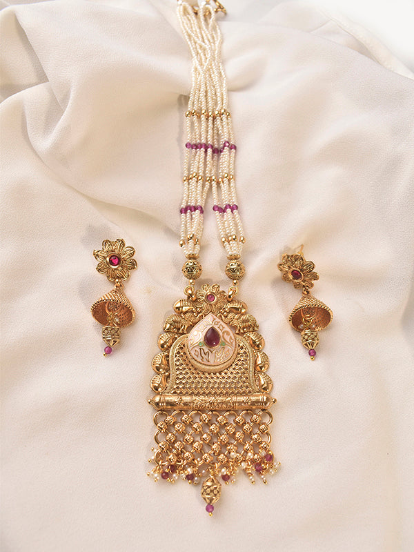 Golden Necklace with Large Pendant Set