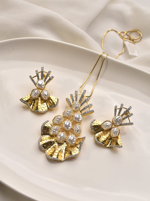 Golden Pendant with Pearl and Stone 