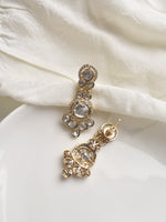 Load image into Gallery viewer, Golden and crystal earrings 
