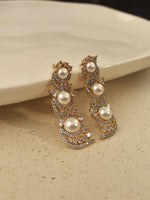 Load image into Gallery viewer, Golden earrings with pearls
