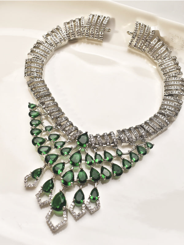 Jewelry set with a necklace and earrings featuring green gemstones 