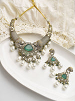 Load image into Gallery viewer, Jewelry set with necklace and earrings 
