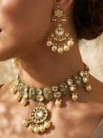 Load image into Gallery viewer, Kundan Choker with Pearl | Green Choker with Motifs and Pearl Drops
