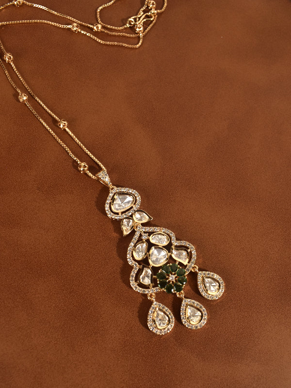 Delicate golden necklace with a pendant 