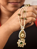 Load image into Gallery viewer,  Kundan and Green Stone Pendant Set
