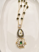 Load image into Gallery viewer, Necklace with green gemstones and Kundan 
