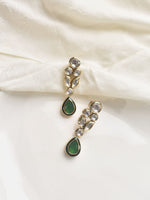 Load image into Gallery viewer, Pair of earrings with green gemstones 
