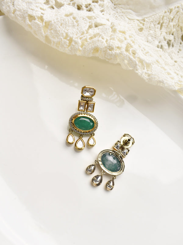 Pair of earrings with green gemstones 