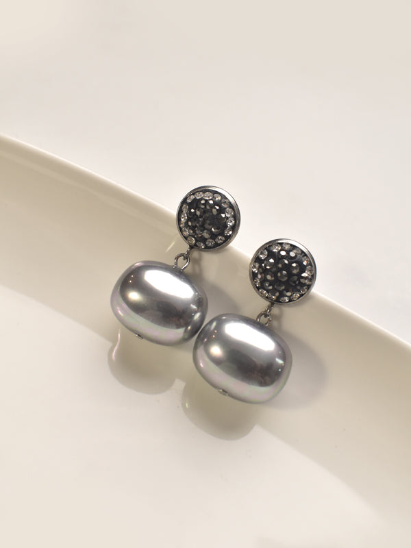 Pair of earrings with large gray pearls and smaller black gemstones 