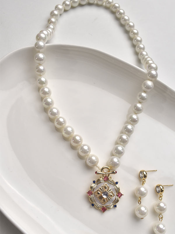 Pearl necklace with decorative pendant 