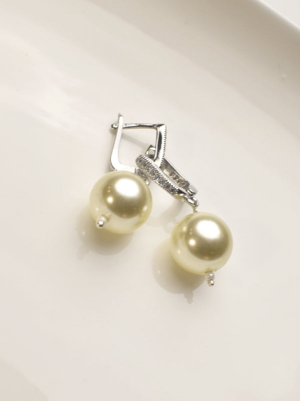 Pearl earring with silver clasp 