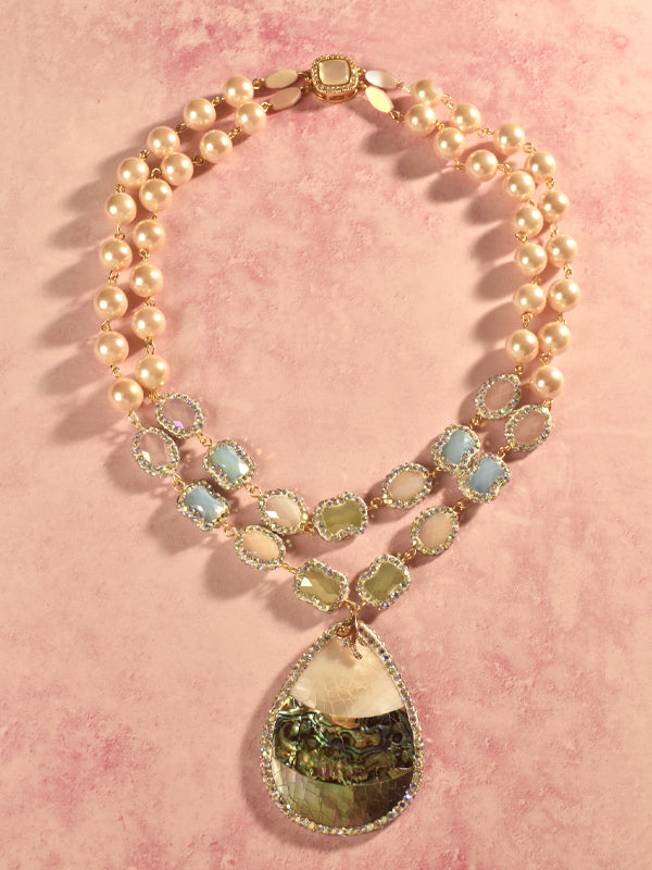 Pearl necklace with a large teardrop pendant 