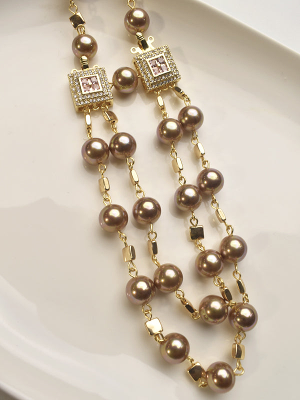 Pearl necklace with golden accents 